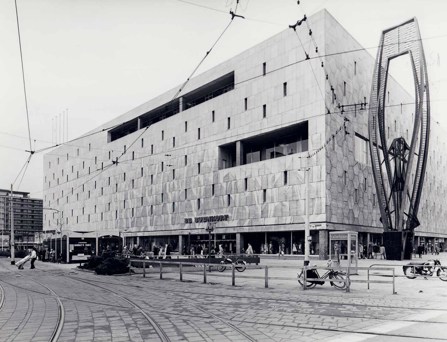 A Breuer Marcell által tervezett és 1957-re elkészült épület, amely Rotterdam háború utáni újjáépítésének egyik szimbólumává vált, 1957, archív fotó